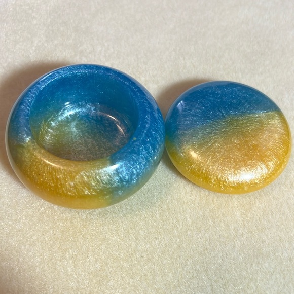 Light blue and yellow trinket resin dish with lid - Picture 3 of 7